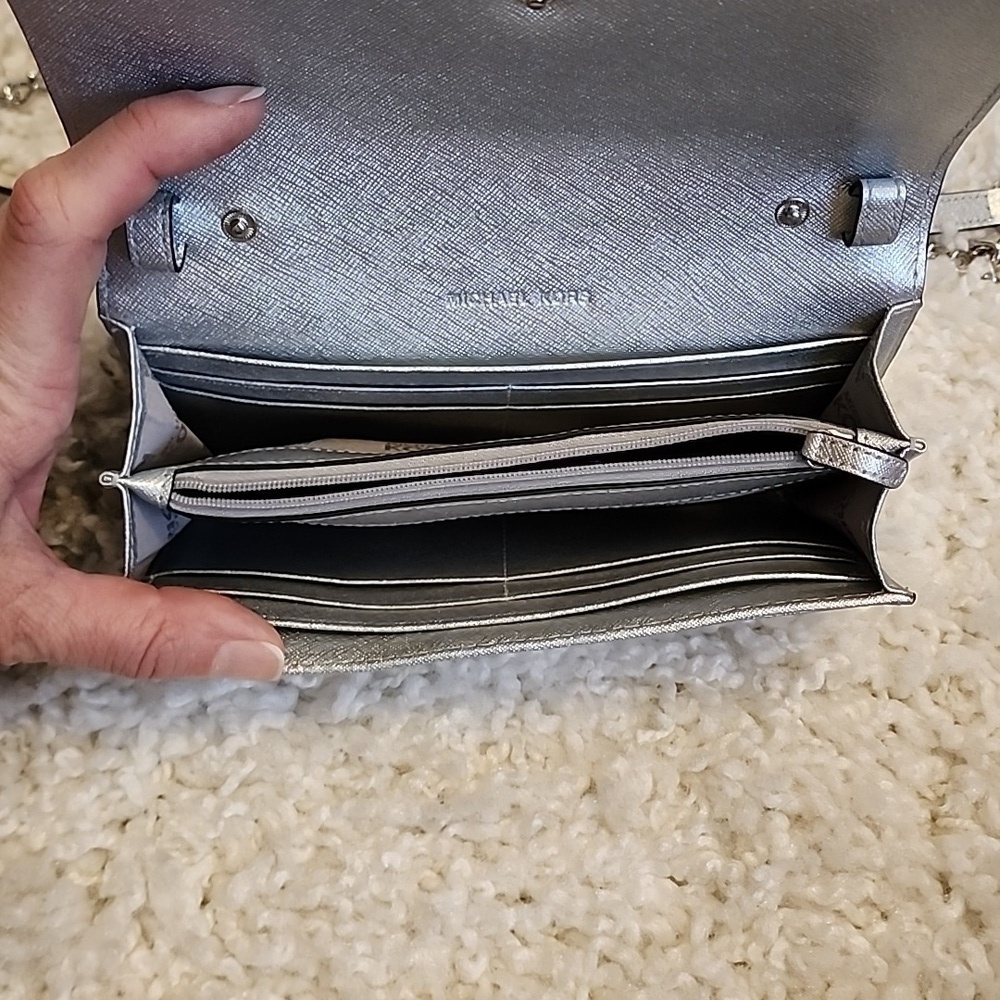 Michael Kors wallet with shoulder strap - Picture 8 of 11